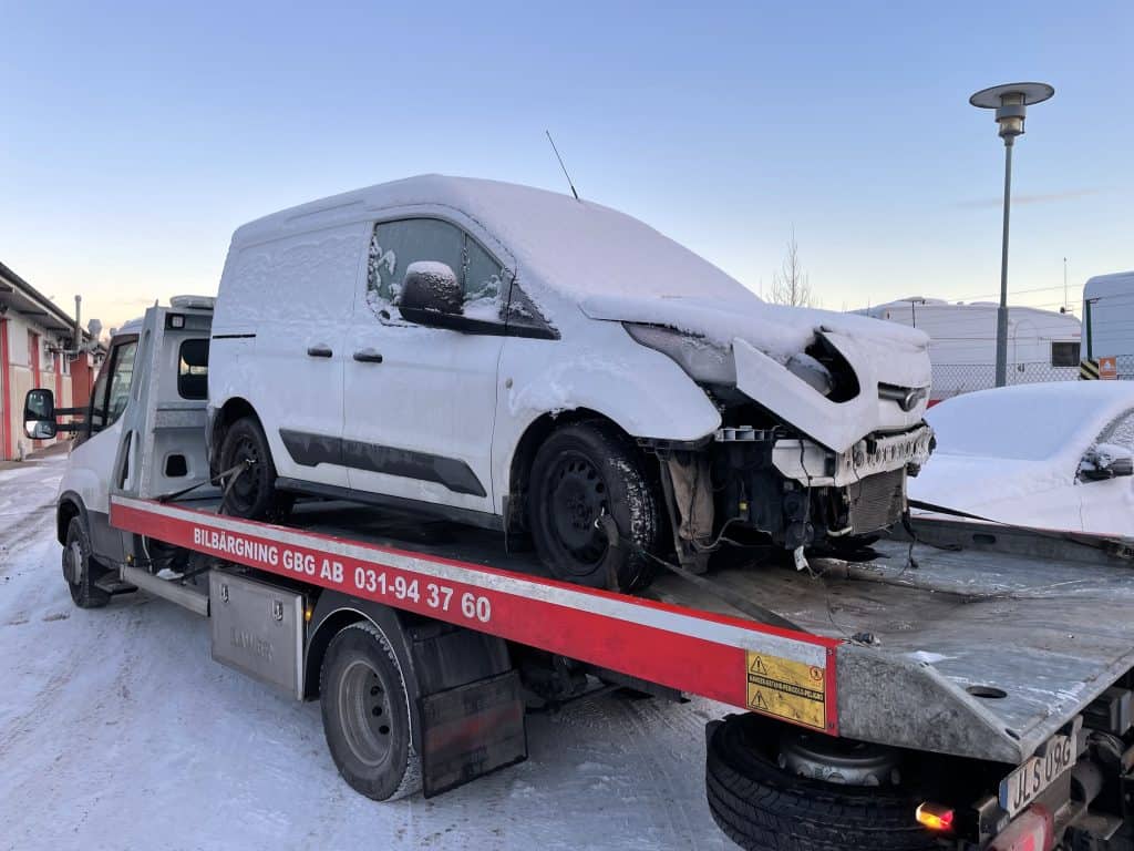 Bilskrot har hämtat en smälld Renault i Stenungsund