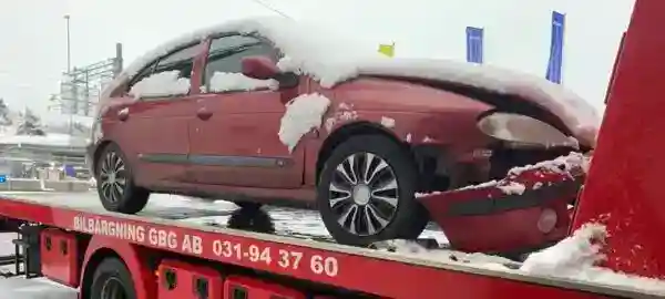 Äldre bil parkerad på uppfart som symboliserar ökande kostnader och värdeminskning