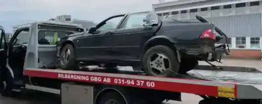 Bil med trasig växellåda säljs utan reparation där uppköpare analyserar fel, värderar bilen och hämtar den.