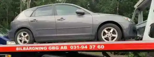 Bil med trasig växellåda som analyseras för reservdelar, metallvärde och möjlig försäljning istället för reparation.